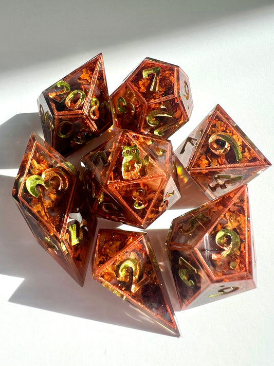 This 7-piece resin dice set includes tiny dried leaves, hand-painted copper borders and gold-to-green gradient numbers.